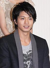 “後輩”明大生に熱い思いを語った向井理「僕たちは世界を変えることができない。 But, We wanna build a school in Cambodia.」
