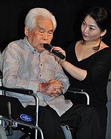 新藤兼人監督(左)と孫で映画監督の新藤風「一枚のハガキ」