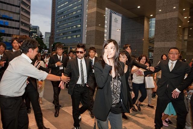 篠原涼子の「アンフェア」な登場で大阪駅がパニック！