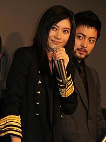 大粒の涙を流す篠原涼子「アンフェア the answer」