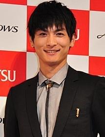 富士通新スマートフォンCMに出演する高良健吾