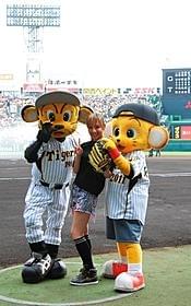 セクシー衣装封印で真剣ピッチング!