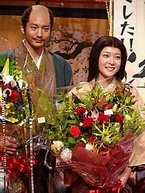 「江」のスタジオでの撮影を終え笑みを浮かべる 上野樹里(右)と向井理