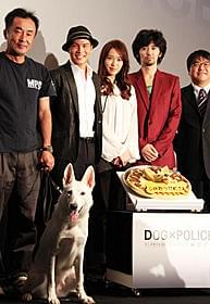 ケーキの存在が気になって仕方がないシロと 市原隼人、戸田恵梨香ら「DOG×POLICE 純白の絆」