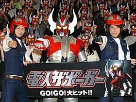 初日挨拶に立った板尾創路(右)と古原靖久「電人ザボーガー」