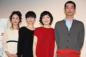 「東京オアシス」完成披露試写会に登場した小林聡美ら「東京オアシス」