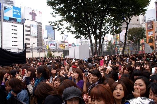 韓国バンドCNBLUEに新宿騒然！ ゲリラライブ7000人殺到し5分で中止