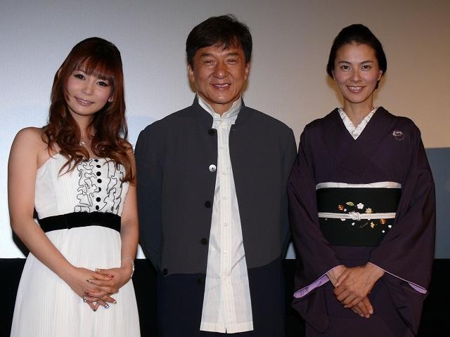 東京国際映画祭・特別オープニング作品「1911」の舞台挨拶に 立った（左から）中川翔子、ジャッキー・チェン、江角マキコ