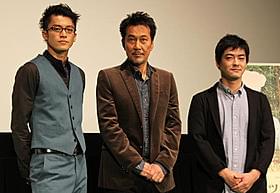 「キツツキと雨」公式上映に際し舞台挨拶に立った (左から)小栗旬、役所広司、沖田修一監督「キツツキと雨」