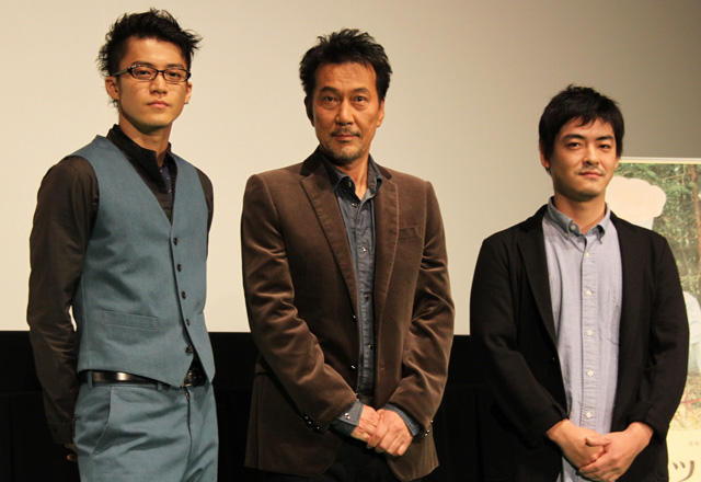 「キツツキと雨」公式上映に際し舞台挨拶に立った （左から）小栗旬、役所広司、沖田修一監督