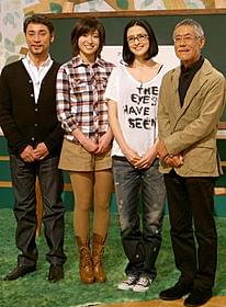 番組で洋楽を歌うアンジェラ・アキ(右から2人目)