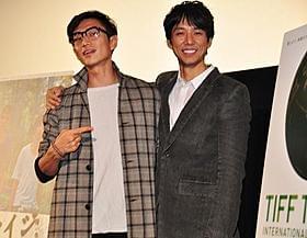 会見に登場した伊勢谷監督と西島秀俊「セイジ 陸の魚」