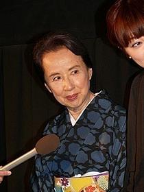 舞台挨拶降壇時に転倒した八千草薫「明日に架ける愛」