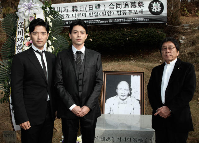浅川巧さんの日韓合同追慕祭に出席した（左から） ペ・スビン、吉沢悠、高橋伴明監督