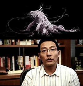乗組員を恐怖に陥れる怪物の全身像(上)と 製作の苦労を語ったチャン・ソンホ(下)「第7鉱区」