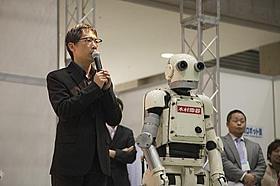 国際ロボット展に登場した矢口史靖監督とニュー潮風「ロボジー」