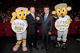 かたい握手を交わした和田豊監督と三谷幸喜監督「ステキな金縛り」
