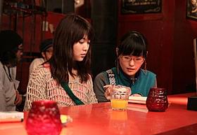 真剣な表情で柳英里紗と打ち合わせする吉田良子監督「フォーゴットン・ドリームス」
