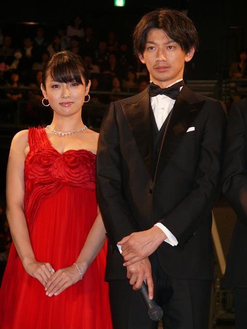 深紅のドレス姿で華を添えた深田恭子