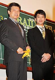 初の2ショットを披露した三浦友和&貴大「RAILWAYS 49歳で電車の運転士になった男の物語」