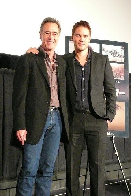 「僕も完成版が楽しみ」というテイラー・キッチュ（右）と ジム・モリスプロデューサー（左）
