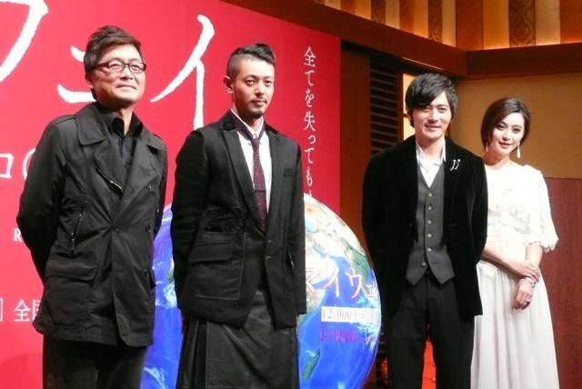 （左より）カン監督、オダギリジョー、チャン・ドンゴン、ファン・ビンビン