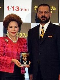 アメリカ批判で盛り上がりを見せた ラティフ・ヤヒア氏(右)とデビ夫人(左)「デビルズ・ダブル ある影武者の物語」