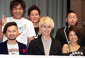 婚約者の福本幸子(前列右)と舞台挨拶を行ったISSA(前列左)「琉神マブヤー THE MOVIE 七つのマブイ」