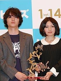 トロフィーと初対面した染谷将太&二階堂ふみ「ヒミズ」