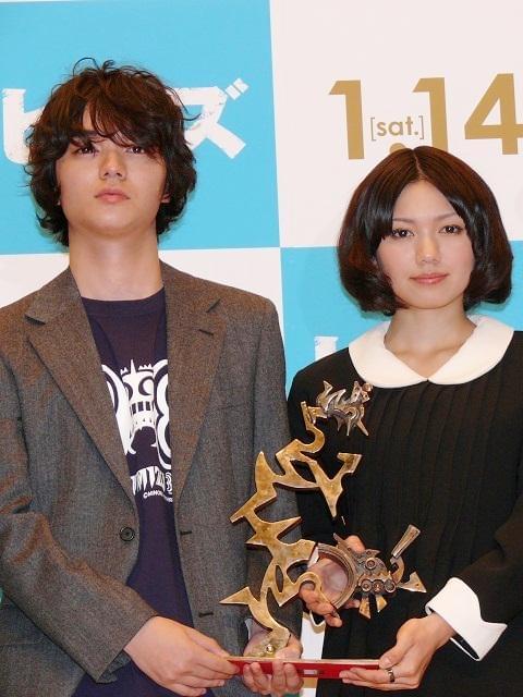 染谷将太＆二階堂ふみ“最優秀新人俳優賞”トロフィーと初対面