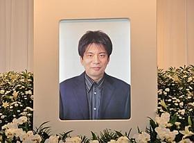 急性肝不全で死去した森田芳光監督の祭壇「僕達急行 A列車で行こう」