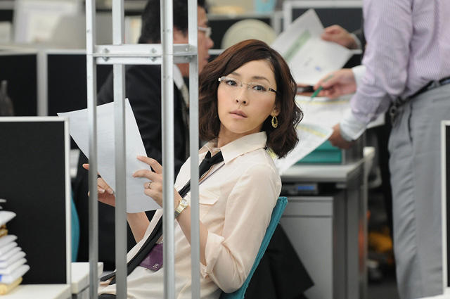 麻生久美子、やり手営業課長役でキリッと眼鏡姿を披露