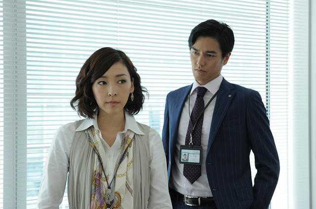 麻生久美子、やり手営業課長役でキリッと眼鏡姿を披露