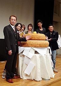 長原成樹(左端)、初監督作に万感の思い「犬の首輪とコロッケと」