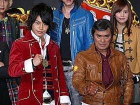 ゴーカイレッド小澤亮太(左)とギャバンを演じる大葉健二