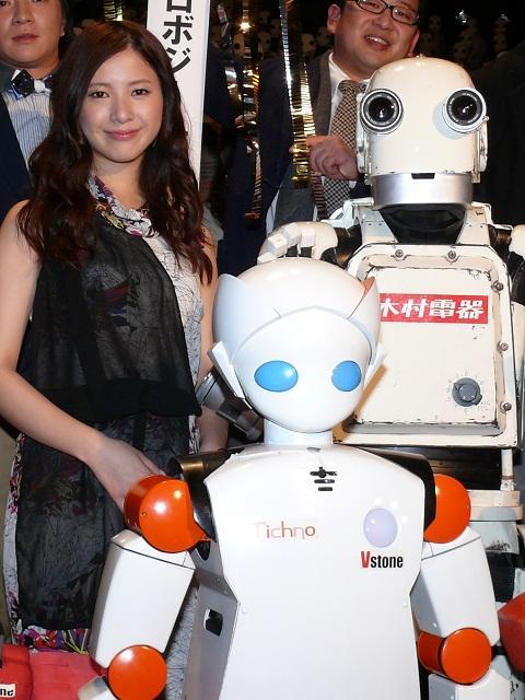 吉高由里子「50年後が楽しみ」最新ロボットに興味津々