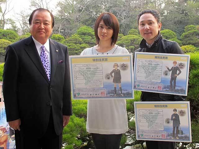 （左より）金子健次柳川市長、桜庭ななみ、松山洋監督