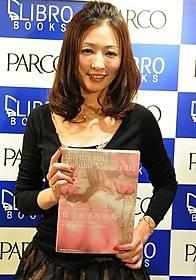 初写真集を発売する松雪泰子