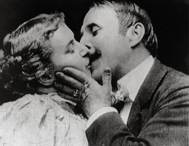 映画初のキスシーン「M.アーウィンとJ.C.ライスの接吻」