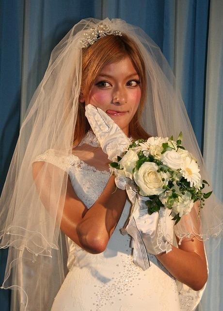 ローラ、ウエディングドレス姿で結婚観明かす - 画像8