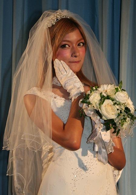 ローラ、ウエディングドレス姿で結婚観明かす