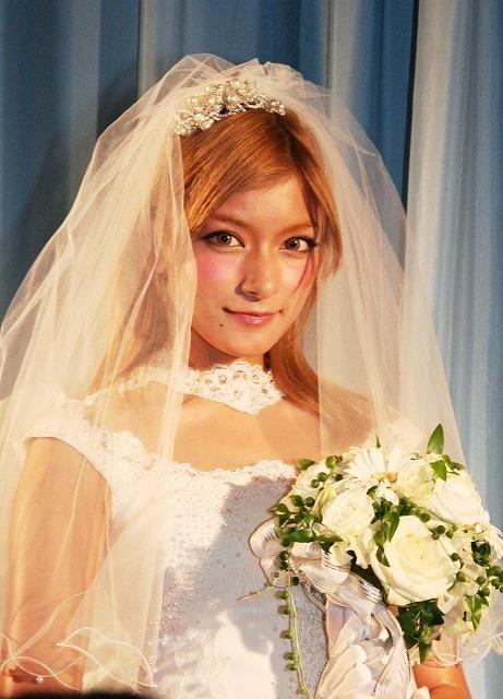 ローラ、ウエディングドレス姿で結婚観明かす