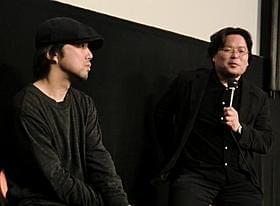 トークショーを行った五十嵐太郎氏(右)と保坂健二朗氏「ニーチェの馬」