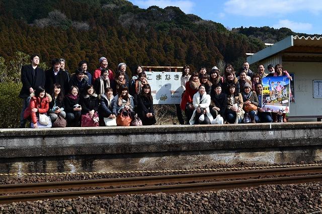 「僕達急行」聖地、佐賀・駒鳴駅がロケ地ツアー一行を大歓迎