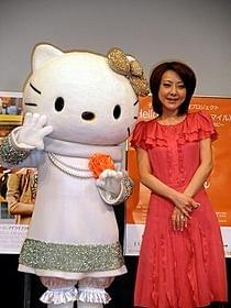 キティちゃんは人気ブランド「ANTEPRIMA」特注の衣装で登場「ヤング≒アダルト」