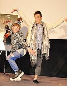 舞踊ポーズを決めるKABA.ちゃんとクリス松村「Pina ピナ・バウシュ 踊り続けるいのち」