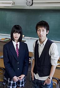 撮影現場で対談した橋本愛(左)と朝井リョウ氏「桐島、部活やめるってよ」