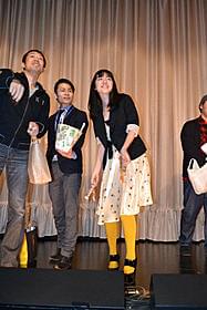 「らもトリップ」初日挨拶に立った小島藤子ら「らもトリップ」