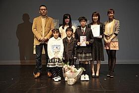 東日本大震災の被災地を訪れた優香(右)「ももへの手紙」
