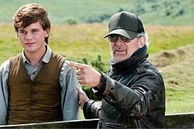 主人公を演じたジェレミー・アーバイン(左) スティーブン・スピルバーグ監督(右)「戦火の馬」